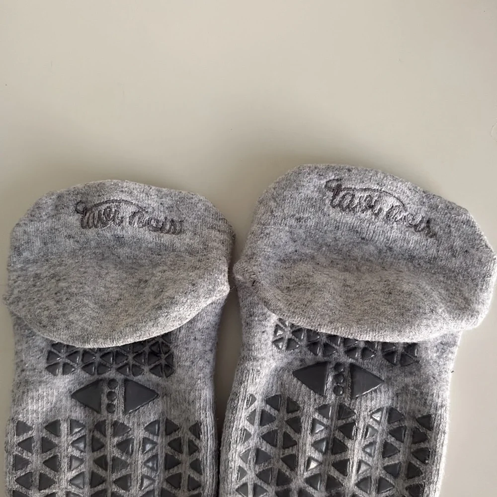 Pure Barre Tavi Noir Sticky Socks Light Grey Small